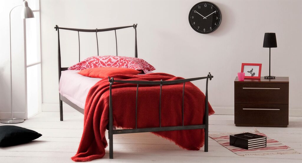 Einzelne Eisenbetten: Zeitlose Eleganz und praktische Lösungen für jedes Schlafzimmer