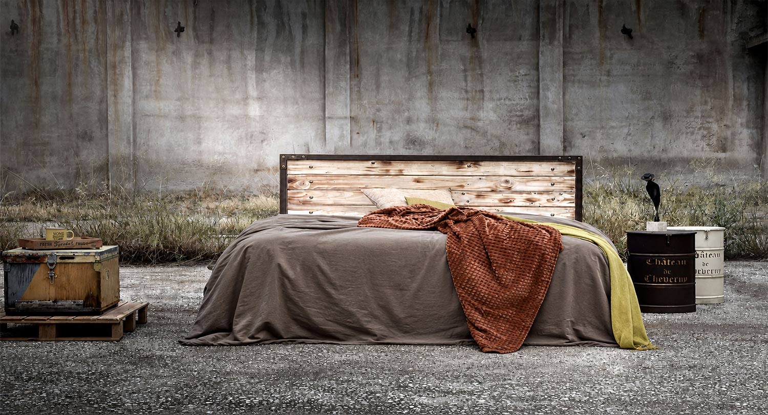 Letto Industriale MIRTO - in Metallo e Legno di Pino Bruciato, Artigianale ed Esclusivo - immagine 3