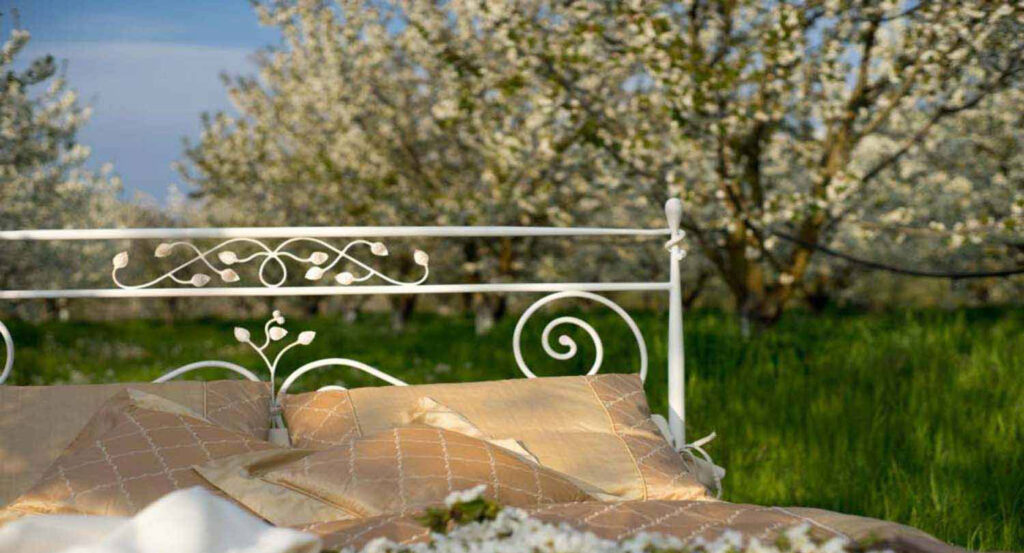 Σιδερένιο κρεβάτι κατά παραγγελία: Όταν το design συναντά την ψυχή του σπιτιού