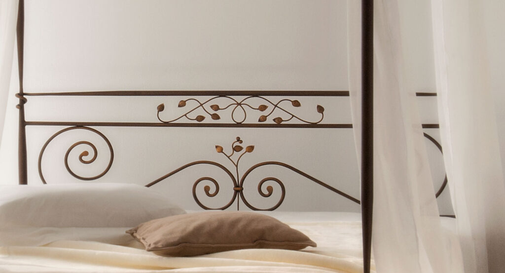 Letto a baldacchino in ferro battuto matrimoniale: eleganza senza tempo per la tua camera da letto