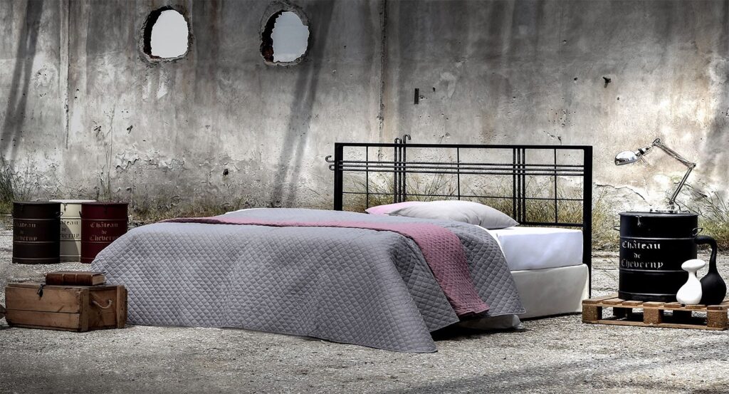PANDORA Metallisches Bett im Industrial-Stil, aus handverarbeitetem Baustahl, minimalistisches Design mit urbanem Charakter.