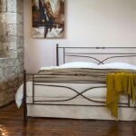VIENNA klassisches Vollmetall Bett mit rechteckigem Design und traditionellen Details, handgefertigt in Griechenland.