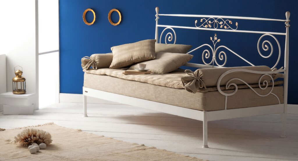Divano letto in metallo NEFELI | 100% Design moderno...