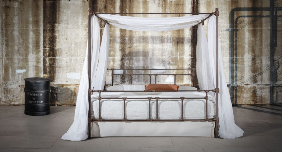 1. ARMONIA SKY Metall-Himmelbett – Industrial Design 2. Detail des Himmels ARMONIA SKY – handgefertigter Stahlrahmen 3. Volcano ARMONIA SKY – klassisches Industrial-Metallbett 4. Industrielle Beschläge und Rahmen – ARMONIA SKY Bett