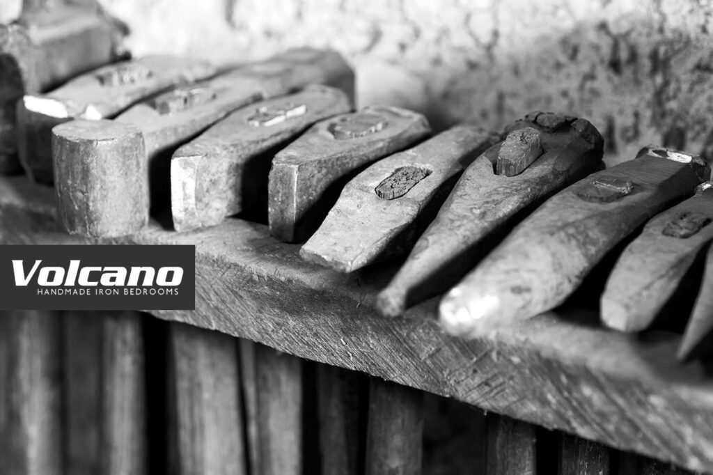 Volcano Handmade Iron Bedrooms: Η ιστορία, η φιλοσοφία και η τέχνη του χειροποίητου σιδερένιου κρεβατιού