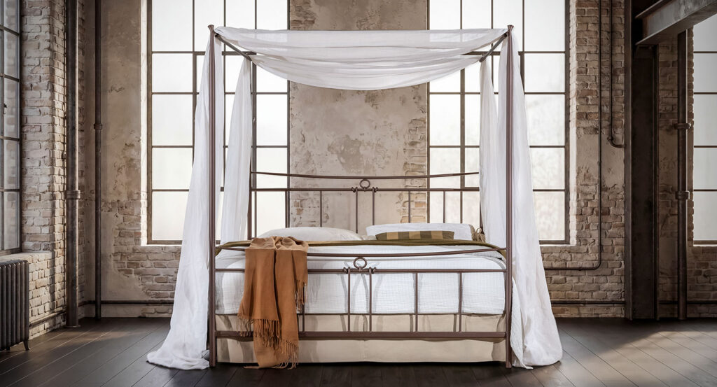 Metallbett mit Himmel ALEXIA SKY – Klassische Eleganz mit kunstvollen Metall-Details